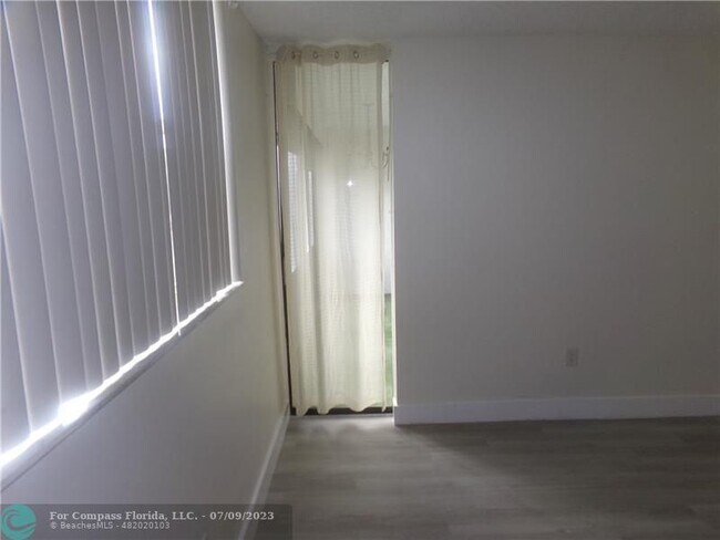 Building Photo - 1830 N Lauderdale Ave