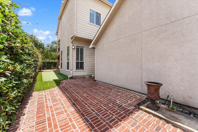 Building Photo - 447 N Gate Stone