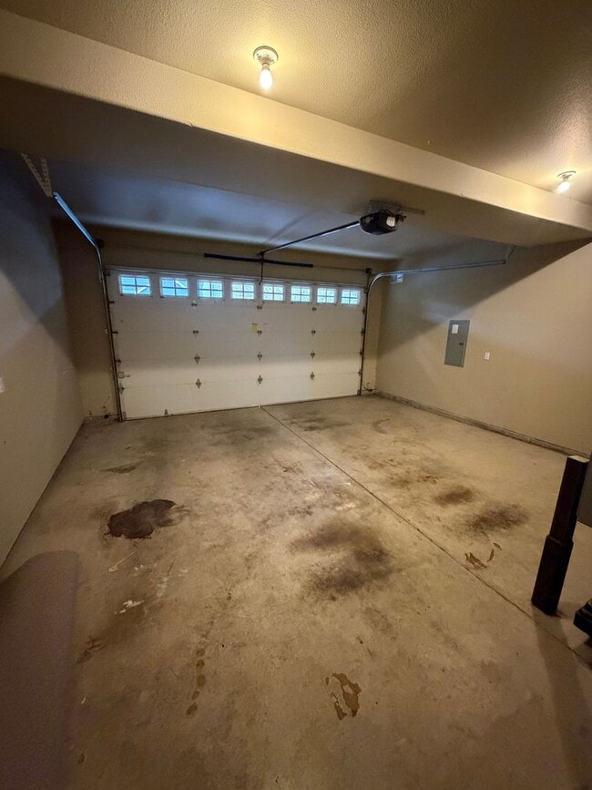 Building Photo - 3-Bed/2.5 Bath + Office & Bonus Room on Quiet Dead-End Street