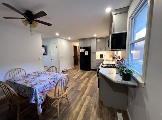 Building Photo - Cozy, One Level Living Ranch