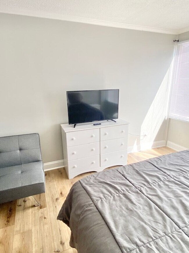 Building Photo - University Towers #301 -$1290/month  FURNISHED studio within walking distance to UTK, Fort Sander...