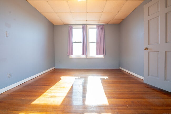 Building Photo - 1368 E Main St