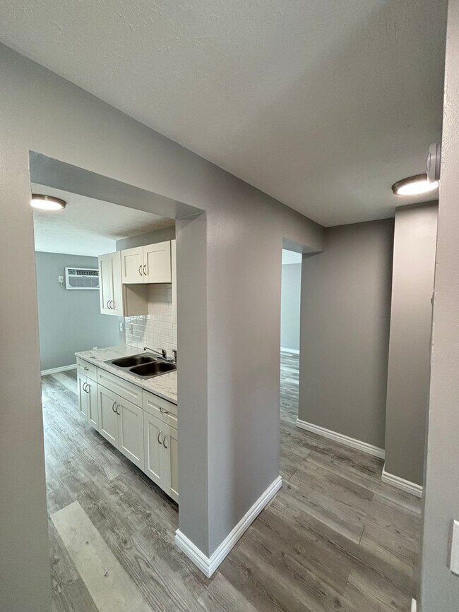 Building Photo - 4430 Glendale Dr