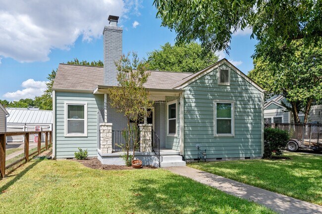 Building Photo - UT PRE-LEASE: 4 bed / 2 bath North Campus ...