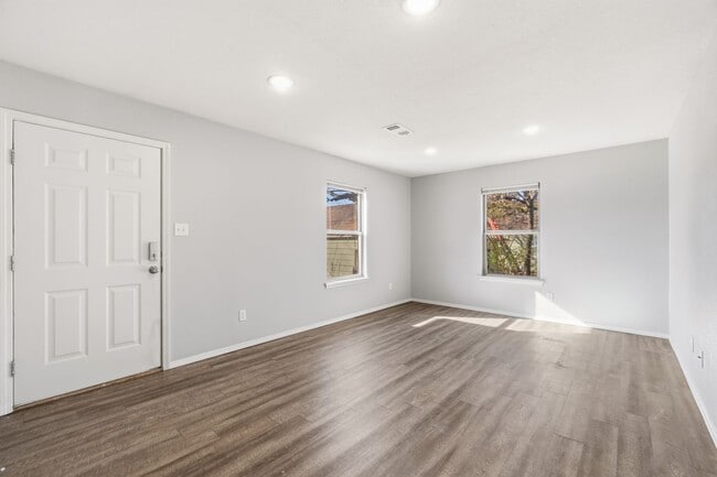 Building Photo - 2009 Knoxville St