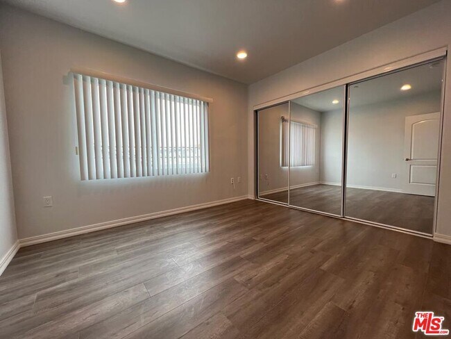 Building Photo - 1529 N Kingsley Dr