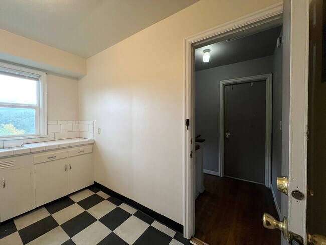 Building Photo - Pristine Top Floor 1 Bed, 1 Bath Gem!