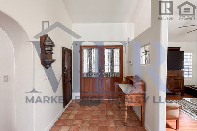 Building Photo - 3Bed/2Bath Furnished Home w/Stunning Backy...