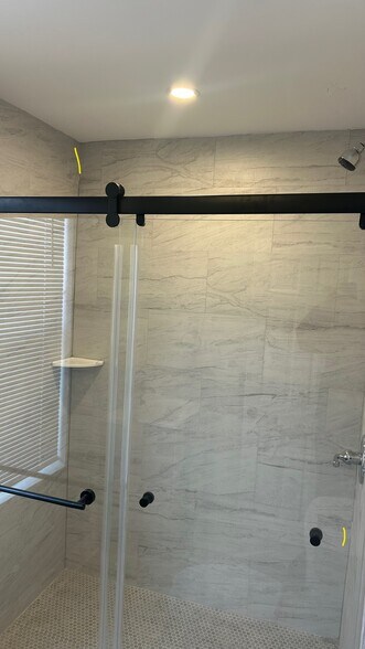 Tiled Bathrooms - 3050 N Hemberger St