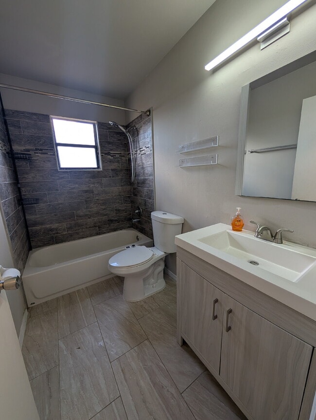 Building Photo - 3-Bed Oasis in Palm Bay!