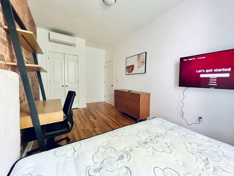 Building Photo - Furnished room/NOT APARTMENT