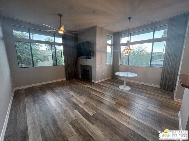 Building Photo - 810 E Palm Canyon Dr