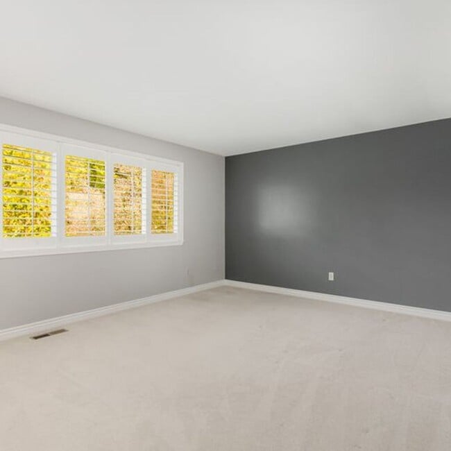 Building Photo - Secluded Lake Sammamish 3 bedroom plus bon...