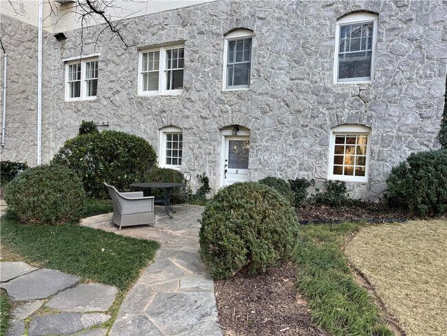 Building Photo - 2544 Peachtree Rd NW