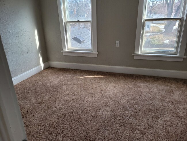 Building Photo - 4 bedroom/2 bath home