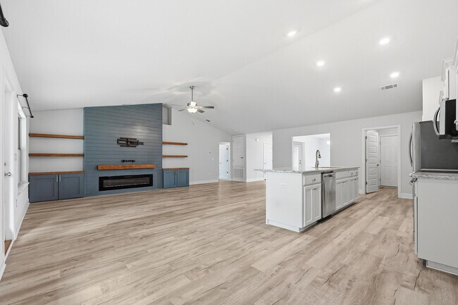 Building Photo - 5810 Crestlake Dr