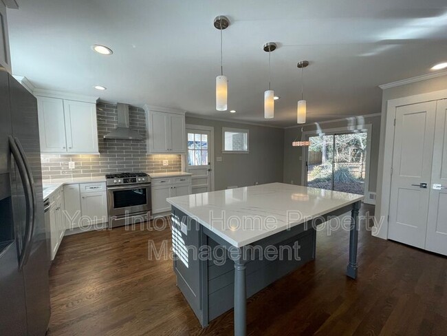 Building Photo - 1525 Sanden Ferry Dr