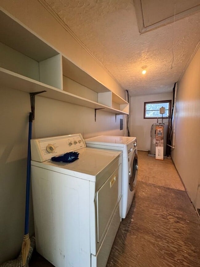 Building Photo - 2 Bedroom, 1 Bath duplex (right side unit) close to downtown Greenville with hardwood floors, a l...