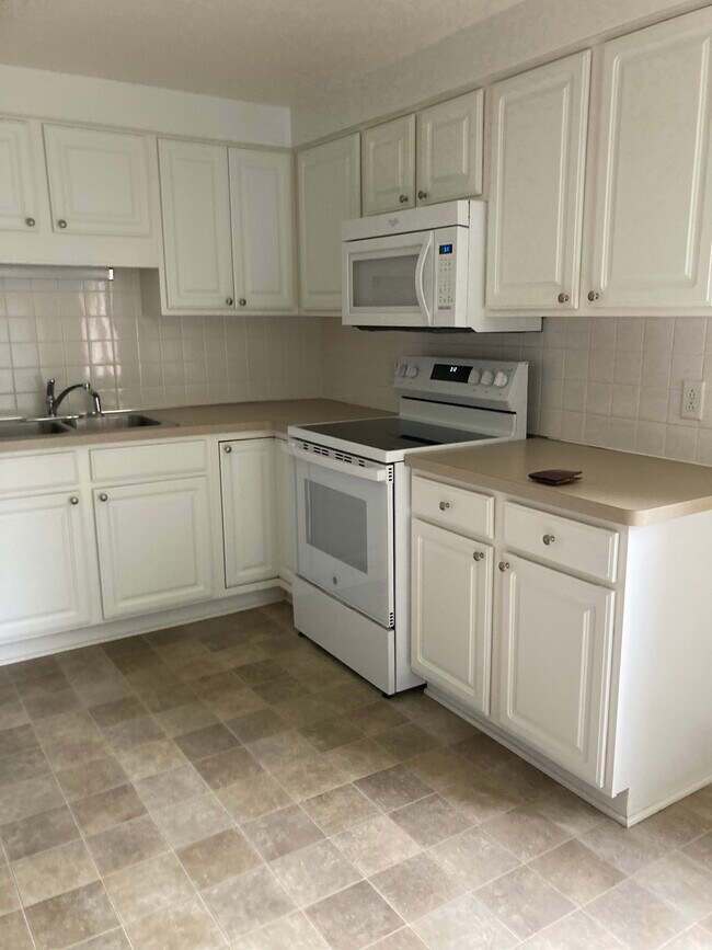 Building Photo - 182 Denrose Dr