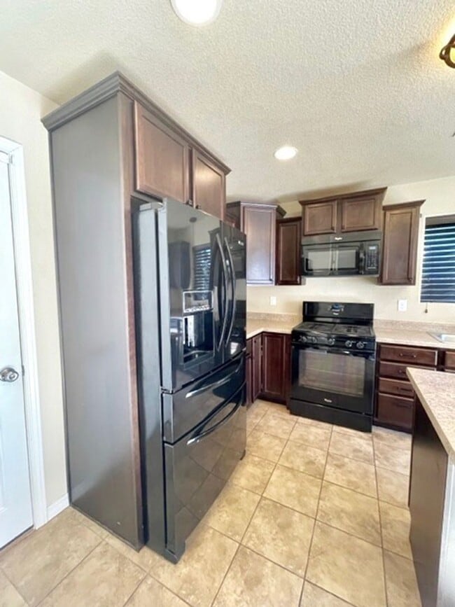 Building Photo - 2 Story Home with 3 Bed, 2.5 Bath, 2 Car G...