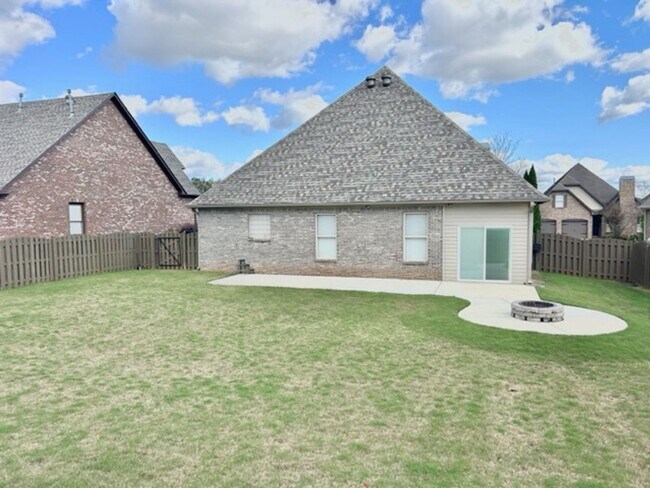 Building Photo - Beautiful 4 Bedroom 3 Bath Home in Lake Forest!