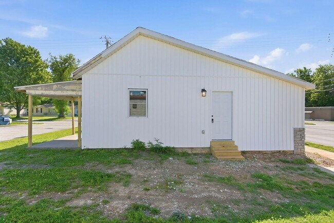 Building Photo - 3 bed 2 bath rental home