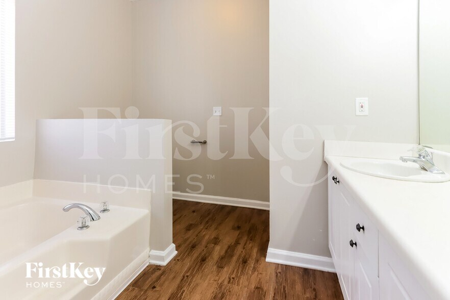 Building Photo - 2324 Sandspring Dr SW