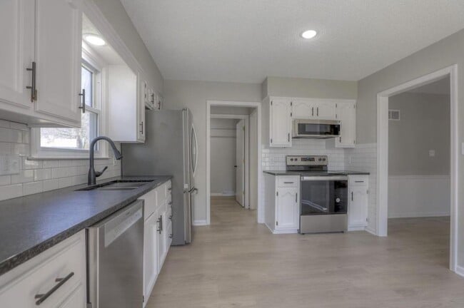 Building Photo - 1008 NW Roanoke Dr