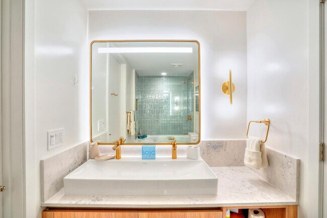 Building Photo - 601 NE 1st Ave