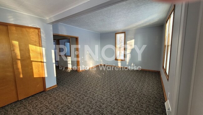 Building Photo - 4BD/2BA in Newport Available Now!
