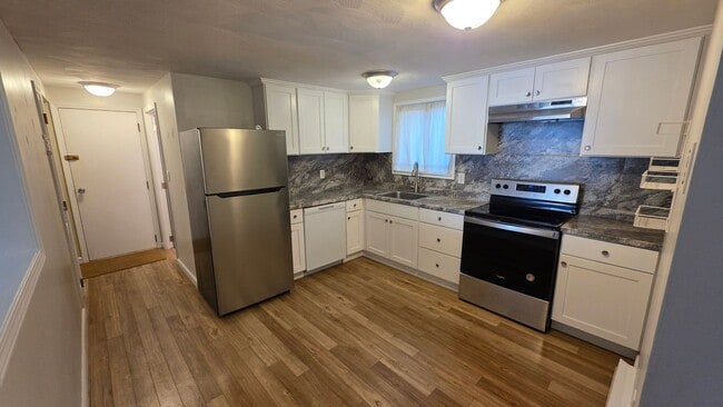 Building Photo - Bright & Sunny 2 Ba / 1 Ba Condominium