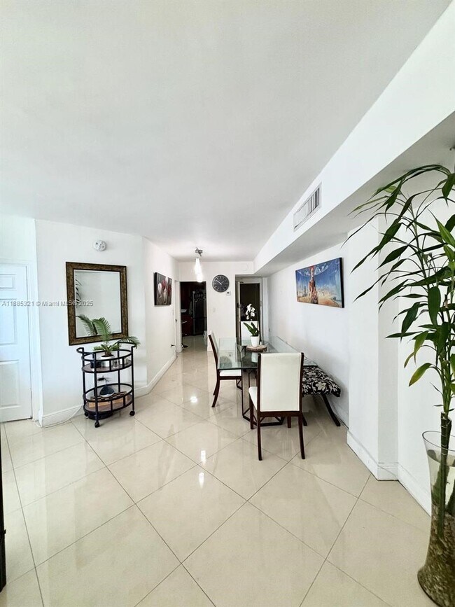 Building Photo - 801 Brickell Bay Dr