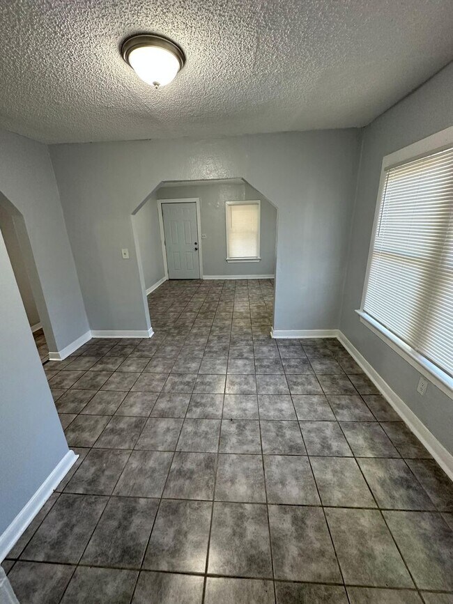 Building Photo - Fully Renovated 2/1 Single Family House Available for Immediate Rent!