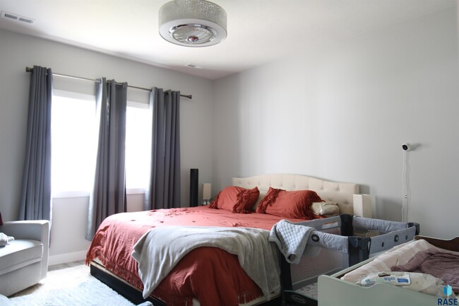 Building Photo - 4417 E Leubecher Pl