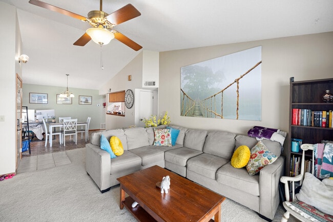 Building Photo - 206 Cedar Ridge Way