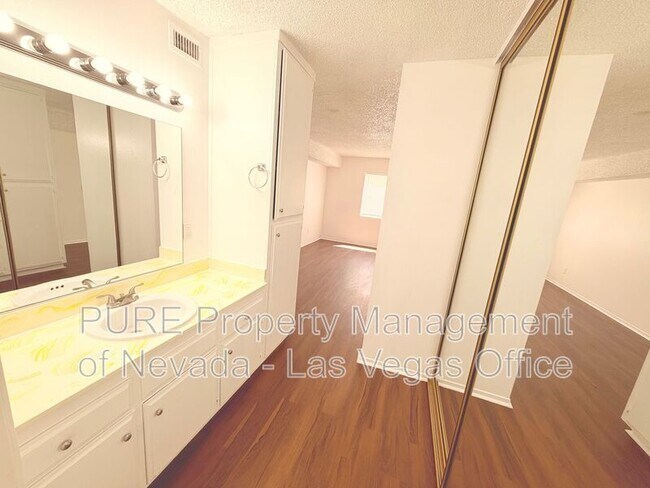 Building Photo - 1405 E Vegas Valley Dr