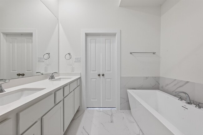 Building Photo - 16739 Lake Austin St