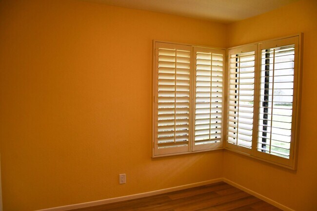 Building Photo - Newly remodeled and updated