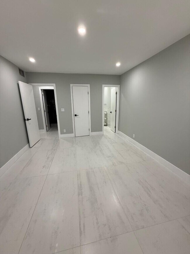 Building Photo - 2191 NE 68th St