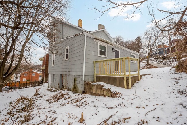 Building Photo - NEWLY RENOVATED! 3 BED / 1.5 BATH HOUSE IN...