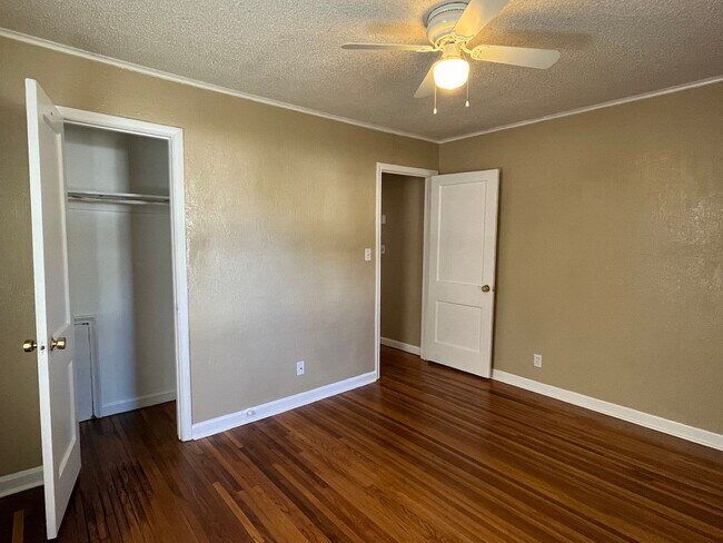 Building Photo - 3 bedroom near Riverside Parks Trail!!
