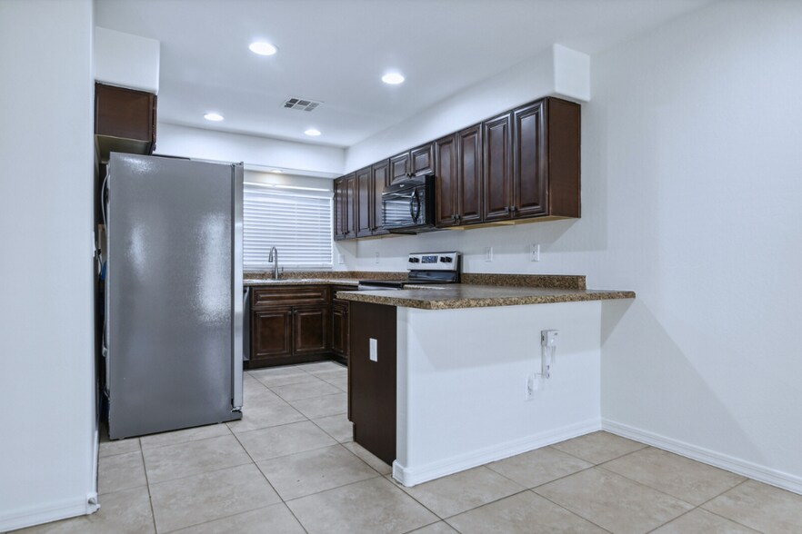 Building Photo - 207 W Latona Rd