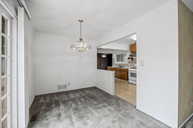 Building Photo - 21W256 Briarcliff Rd