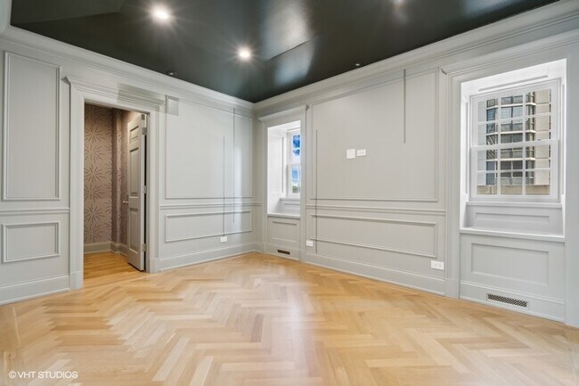 Building Photo - 2700 N Lakeview Ave