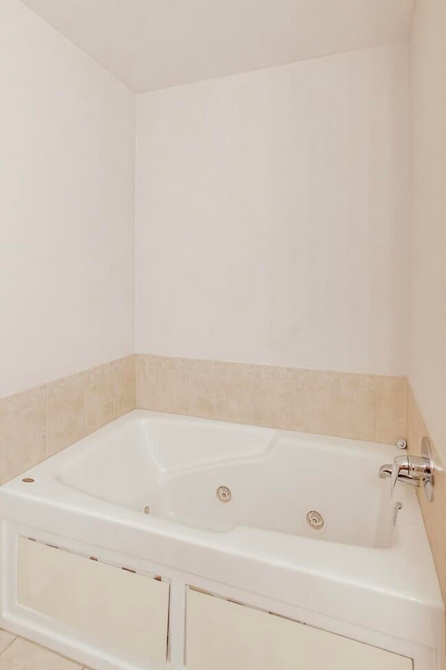 Building Photo - 451 W Huron St