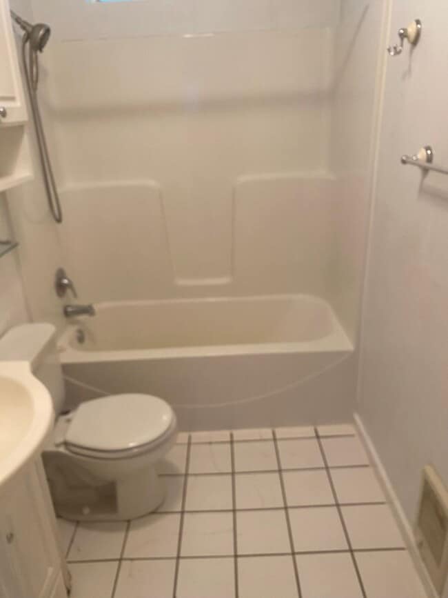 Building Photo - Recently updated - 4 Bedroom, 1 bath home ...