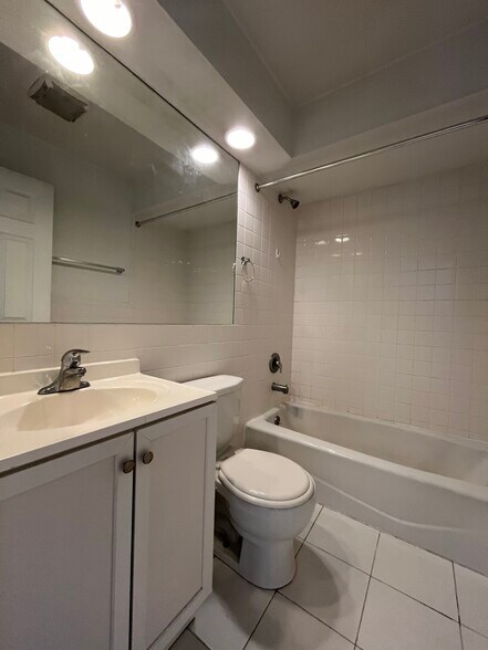 Building Photo - 736 W Buena Ave