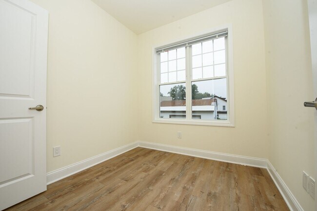 Building Photo - Luxury Living with Extra Space – 1 Bed + D...