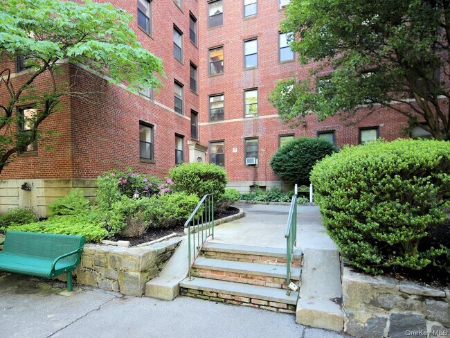 Building Photo - 426 Larchmont Acres