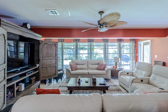 Building Photo - 1300 SE 7th Ct